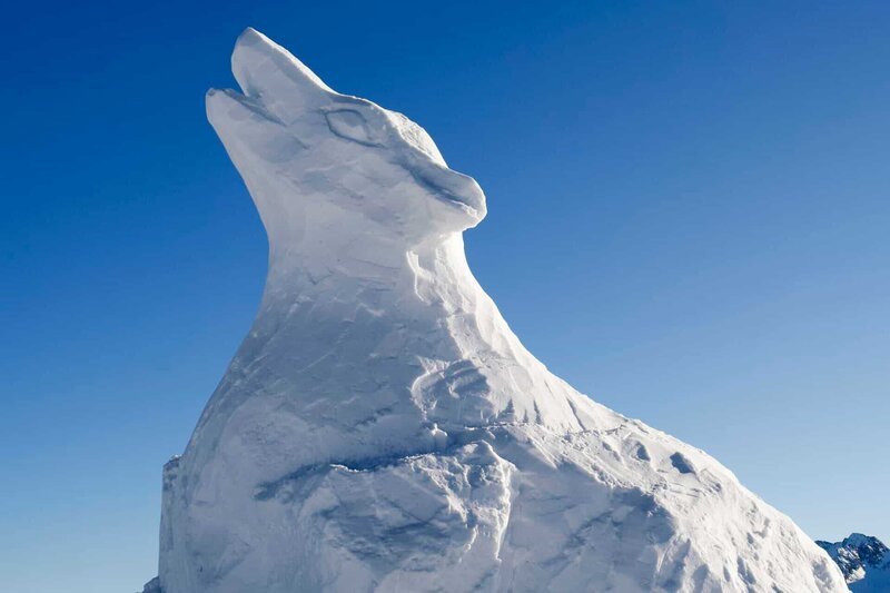 Schneeskulptur von Hans Gold – Bild: ServusTV /​ Alpine Management