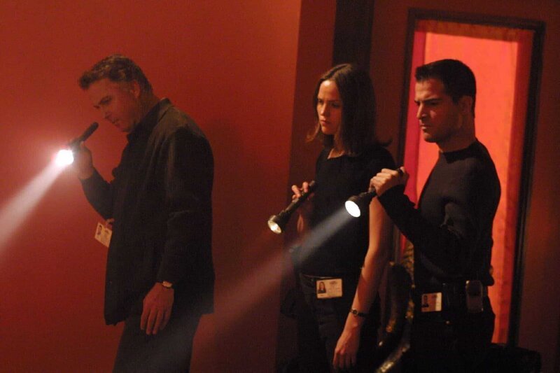 Vier Mönche wurde auf brutale Weise ermordet. (v.l.) Grissom (William Petersen), Sara (Jorja Fox) und Nick (George Eads) untersuchen den Tatort. – Bild: RTL /​ CBS