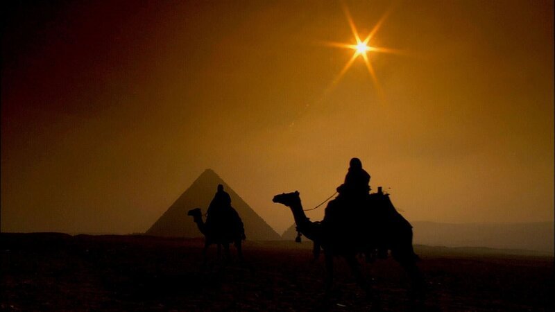 Ägyptische Pyramiden und Beduinen bei Sonnenuntergang – Bild: UKLIB /​ © THE HISTORY CHANNEL /​ A+E Networks
