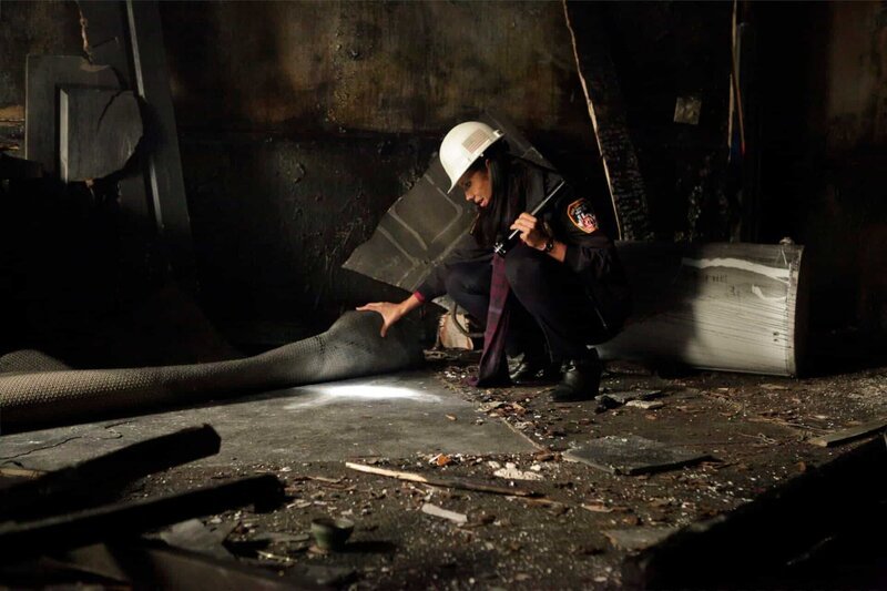 Lt. Delia Burton (Wendy Davis) vom Feuerdezernat findet heraus, dass das Gebäude von einem Pyromanen angezündet wurde … – Bild: Universal TV