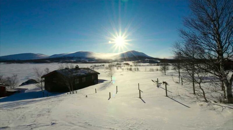 Winterimpression in der Kjerkgata, Røros.; In Hessdalen, einem 12 km langen Hochtal, sind am Nachthimmel immer wieder sonderbare Lichterscheinungen zu beobachten. – Bild: BR/​Jung & Rathjen Filmproduktion/​NDR