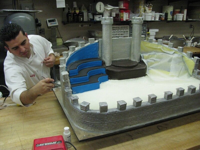 Buddy airbrushes the Medieval Times Cake, as seen in ‚Cake Boss‘ series 3 featured in episode 307. – Bild: TLC