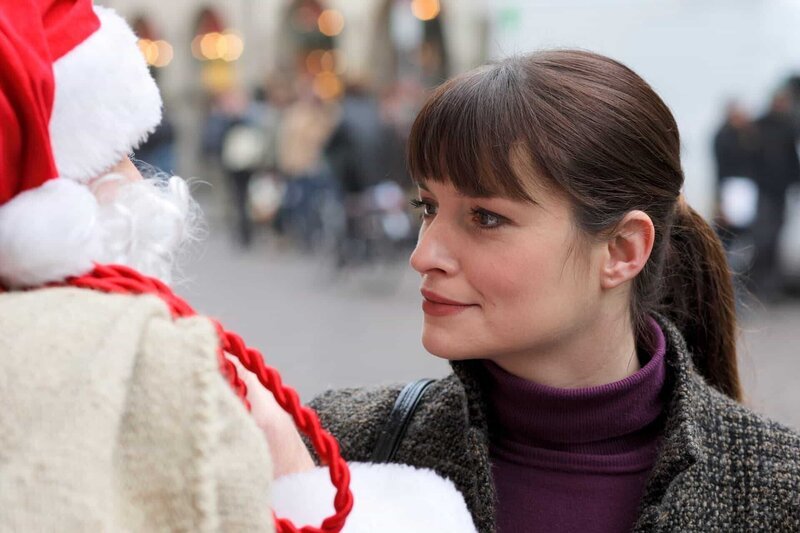 Alex (Ina Paule Klink) stößt mit dem Weihnachtsmann (Bernhard Schütz) zusammen. Kein gutes Omen. – Bild: ZDF und Guido Engels./​Guido Engels