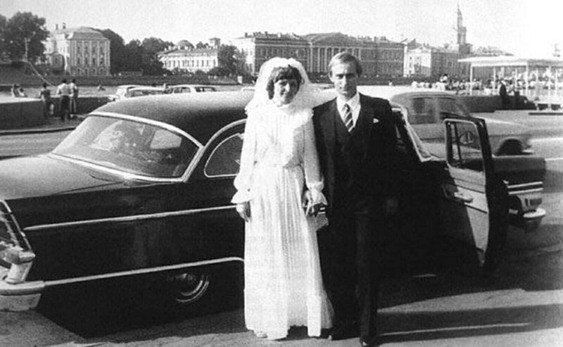 Der junge Putin mit seiner Braut nach ihrer Hochzeit macht sich bereit, in die Flitterwochen zu fahren, 28. Juli 1983 – Bild: Russian Archives/​Avalon /​ Zuma/​Avalon /​ Rogan Productions Ltd/​Avalon /​ copyright_Avalon