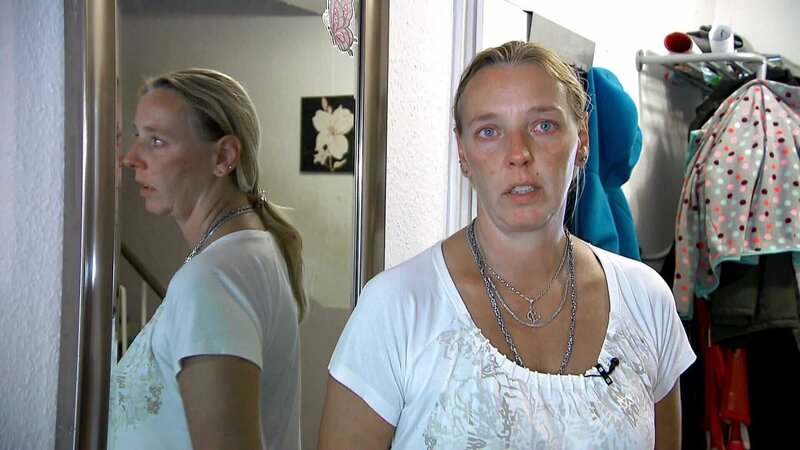 Katrin (41) ist traurig und enttäuscht, daß Elvis mit seinem Kumpel nach Kroatien fährt – Bild: RTL Zwei