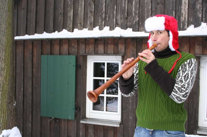Willi spielt auf der Schalmei. Im Erzgebirge besucht er den Instrumentenbauer Schmidt. – Bild: BR/​megaherz gmbh