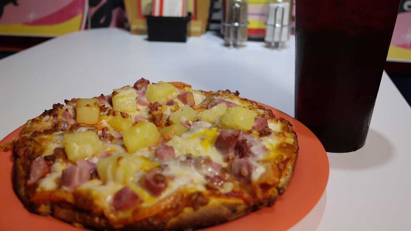 A small pizza from Rock Island Caf? in Honolulu, as seen on Food Network’s Mystery Diners, Season 8. – Bild: 2015,Television Food Network, G.P. All Rights Reserved