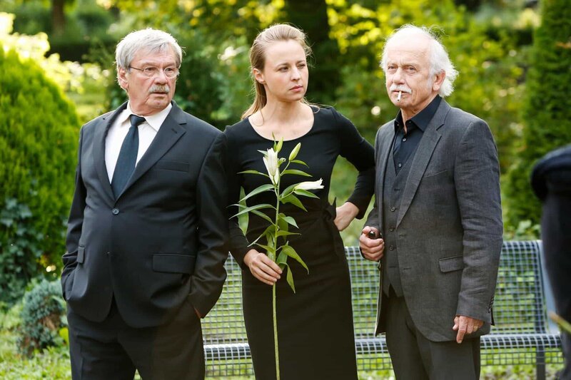 Günter (Wolfgang Winkler, l.), Vicky (Katja Danowski, M.) und Edwin (Tilo Prückner, r.) auf der Beerdigung von Dr. Körfer. – Bild: ARD/​Kai Schulz