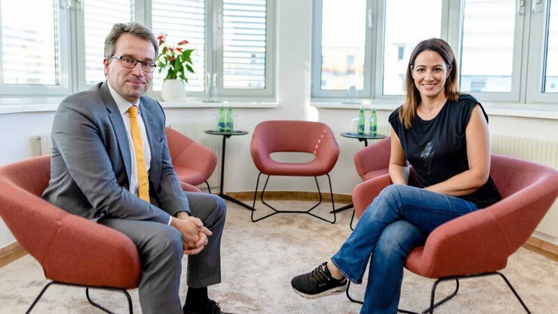 Lisa Gadenstätter im Gespräch mit Johannes Kopf. – Bild: ORF/​Viennaset/​Benny Paya