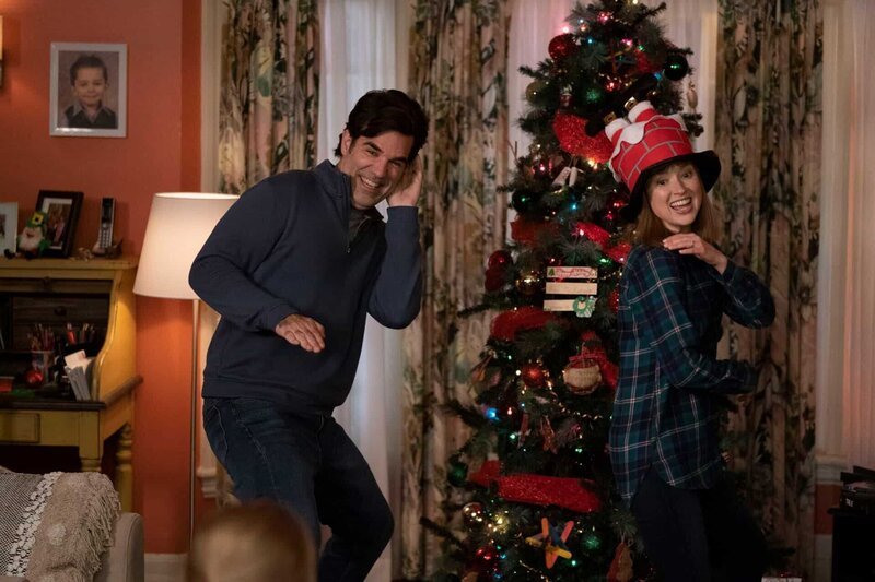 Rob Delaney as Jeff McKenzie and Ellie Kemper as Pam McKenzie in 20th Century Studios’ HOME SWEET HOME ALONE, exclusively on Disney+. Photo by Philippe Bosse. © 2021 20th Century Studios. All Rights Reserved. – Bild: Disney + Highlights CH