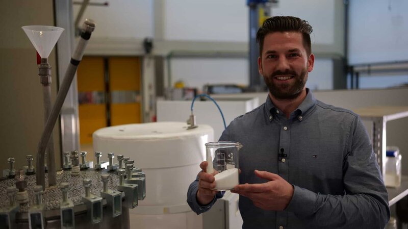 Ingenieur Gerald Englmair, DTU (Dänemarks Technische Universität), hat einen Salztank als Prototypen entwickelt, der mit 200 Litern Salz, genauer Natriumacetat-Trihydrat, gefüllt ist – der Salztank soll als Wärmespeicher einen angeschlossenen Wassertank heizen. – Bild: ServusTV /​ Bilderfest