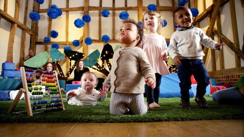 Spielende Babys Poppy, Iona, Elsie und Aarav – Bild: Voltage TV Productions Ltd