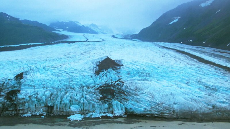 Das Errichten einer Fachwerkbrücke inmitten des arktischen Bundesstaats Alaska brachte viele Herausforderungen mit sich. Insbesondere die im Sommer schmelzenden Gletscher stellten eine Gefahr dar. – Bild: BILD