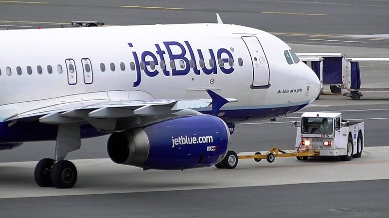 Vor Beginn der Reise wird JetBlue-Flug 292 startbereit gemacht. Dennoch stellt sich erst nach dem Abheben der Maschine heraus, dass das vordere Fahrwerk nicht intakt ist. – Bild: BILD