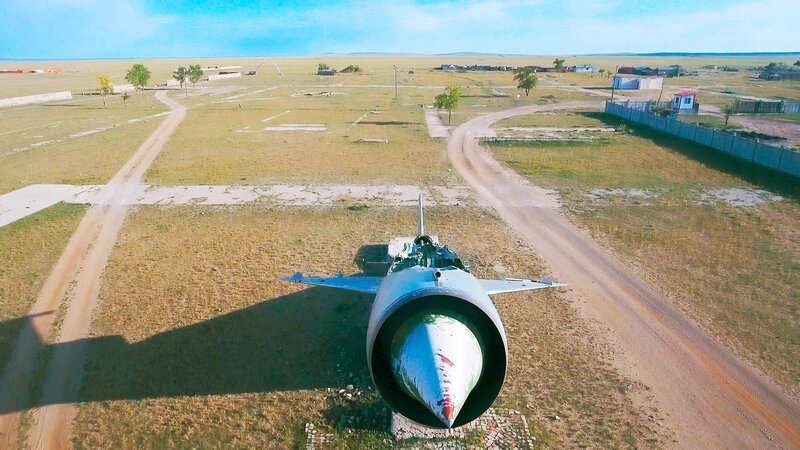 Der Wüstenflugplatz Bayantal verfügte über drei mehrere Kilometer lange Landebahnen und massive Bunker, in denen die Flugzeuge vor der Witterung und möglichen Angriffen geschützt waren. – Bild: BILD