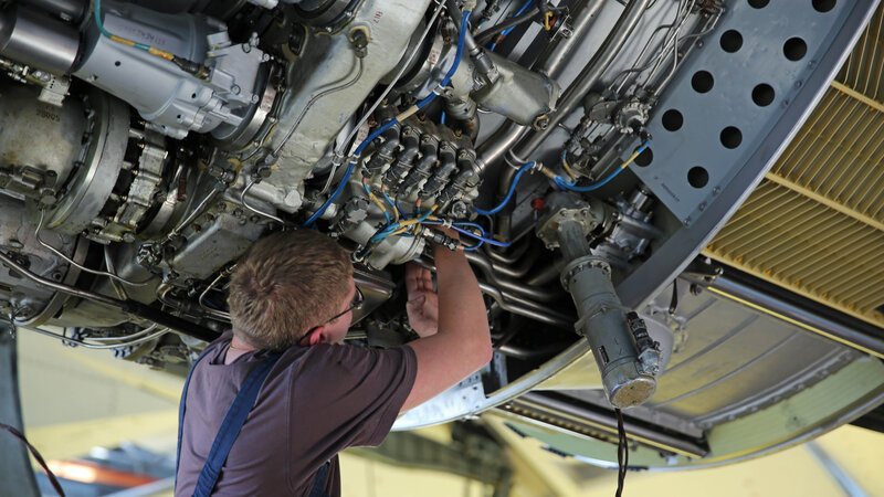 Alle zwei Jahre nehmen Antonov-Experten jede Maschine unter die Lupe und überprüfen alle Verschleißteile bis auf die letzte Schraube. – Bild: BILD