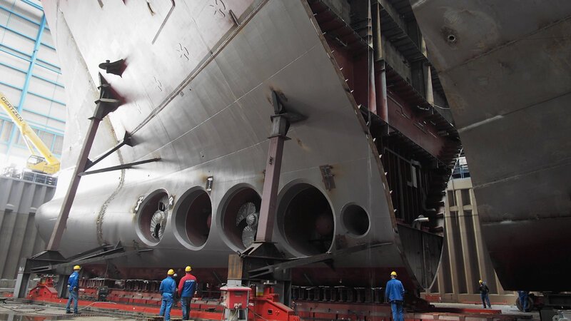 In der Meyer Werft in Niedersachsen wird die 42 Meter breite AIDAnova gebaut. – Bild: BILD In der Meyer Werft in Niedersachsen wird die 42 Meter breite AIDAnova gebaut. – Bild: BILD