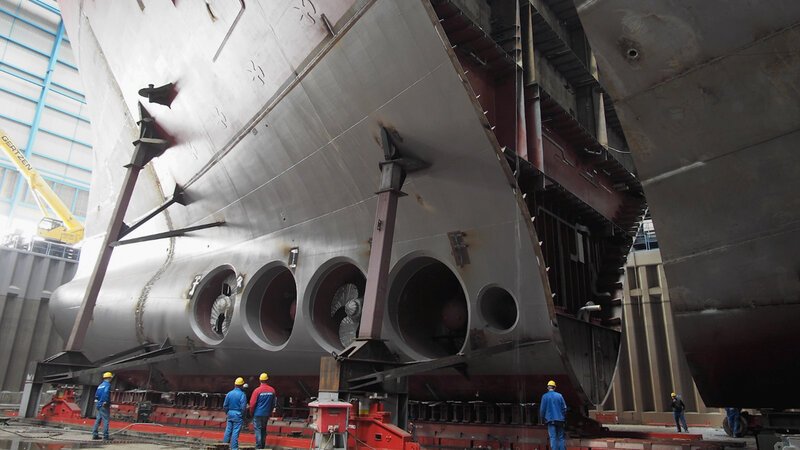 In der Meyer Werft in Niedersachsen wird die 42 Meter breite AIDAnova gebaut. – Bild: BILD
