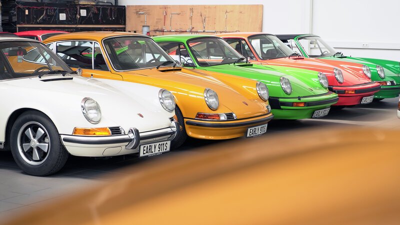 Rund 500 historische Porsche-Autos warten in Manfred Herings Manufaktur auf eine Restauration. – Bild: BILD