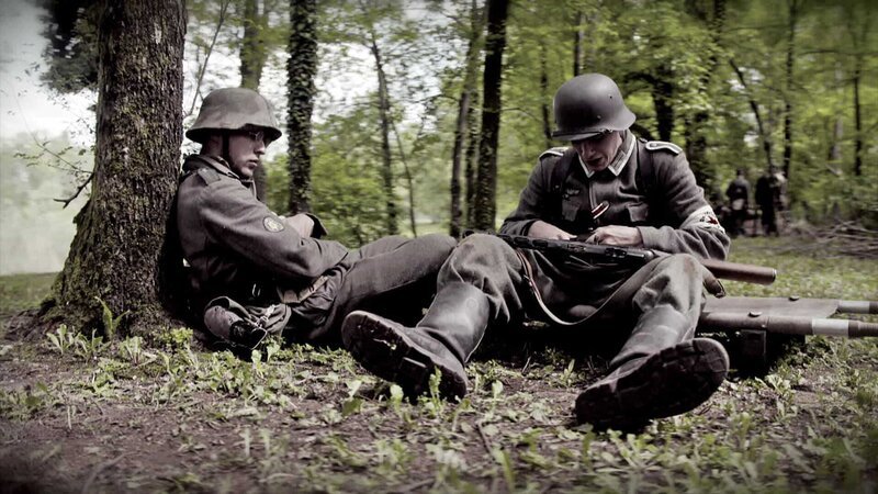 Pervitin war innerhalb der Wehrmacht weit verbreitet: Von den Frontsoldaten über Panzerverbände bis hin zu den Piloten der Luftwaffe schluckten nicht nur kleine Soldaten-Trupps die Tabletten, sondern ganze Bataillone. Schnell nutzen Soldaten Pervitin auch zur Entspannung, wie Alkohol und Zigaretten – die „Panzerschokolade“ wird für sie zur Droge. (Reenactment) – Bild: WELT Pervitin war innerhalb der Wehrmacht weit verbreitet: Von den Frontsoldaten über Panzerverbände bis hin zu den Piloten der Luftwaffe schluckten nicht nur kleine Soldaten-Trupps die Tabletten, sondern ganze Bataillone. Schnell nutzen Soldaten Pervitin auch zur Entspannung, wie Alkohol und Zigaretten – die „Panzerschokolade“ wird für sie zur Droge. (Reenactment) – Bild: WELT
