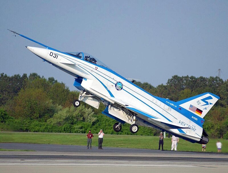 Die X-31 landet mit einem extrem hohen Anstellwinkel, um die Landestrecke zu verringern. – Bild: N24 Doku Die X-31 landet mit einem extrem hohen Anstellwinkel, um die Landestrecke zu verringern. – Bild: N24 Doku