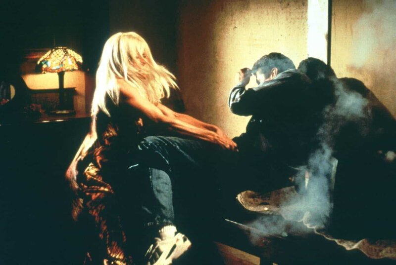 Sara (Pamela Bach) entpuppt sich als Furie, die Mitch (David Hasselhoff) gnadenlos attackiert. – Bild: Sat.1 Gold