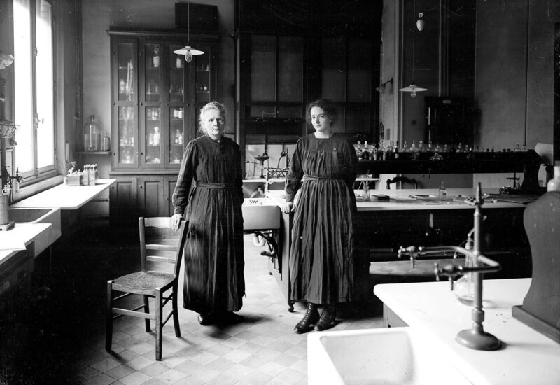 Marie Curie und Tochter Irene im Labor. – Bild: BR/​INTER/​AKTION GmbH/​Roger-Viollet/​Roger-Viollet