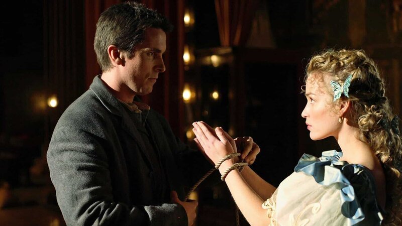 Borden (Christian Bale) bereitet Julia (Piper Perabo) für einen Entfesselungstrick vor.. – Bild: RTL Zwei