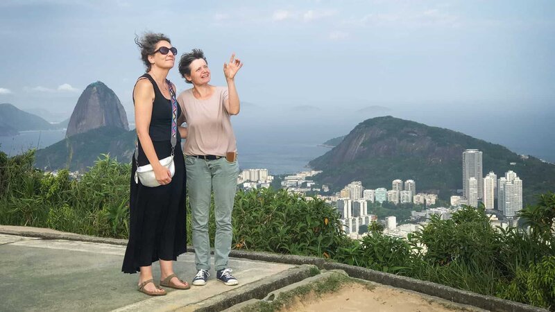 Wenn Landfrauen reisen Staffel 6 Folge 2 Brasilien Lotti Baumann und Brigitte Wegmüller betrachten die berühmte Christusstatue in Rio de Janeiro, Brasilien. 2023 Copyright: SRF – Bild: SRF