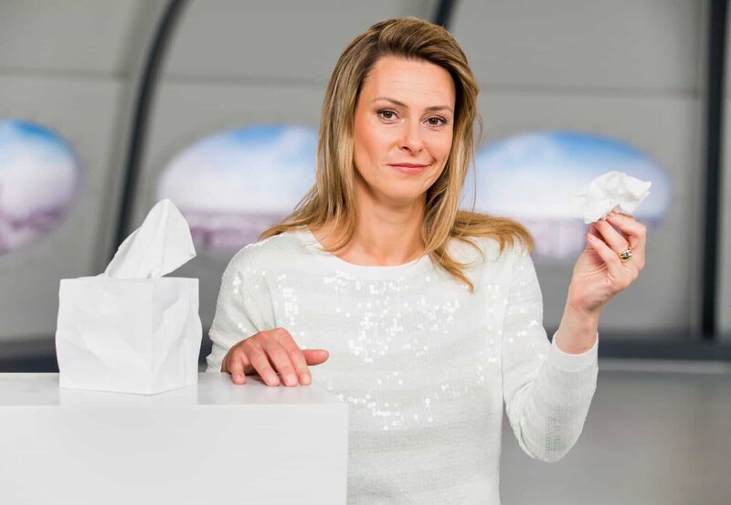 Ein Taschentuch, das Infektionen diagnostizieren kann? Wie Krankheitsdiagnosen in Zukunft aussehen können und woran zurzeit geforscht wird, erfährt man bei „Wissen vor acht – Zukunft“ mit Anja Reschke. – Bild: ARD/​Frank Dicks