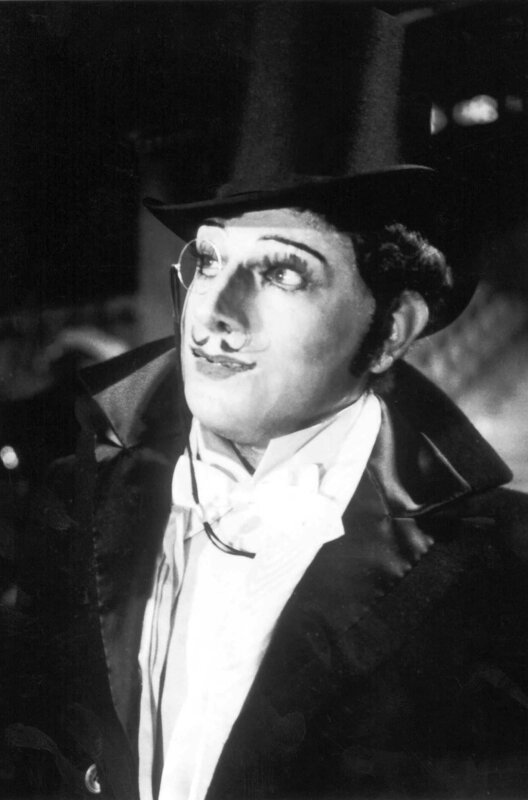 Pläsier – Bild: Gaumont /​ In dem rappelvollen ?Palais de la Danse? tritt ein merkwürdig tanzender Herr mit Maske (Jean Galland) aufs Parkett.