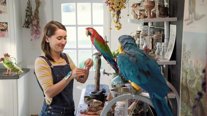 Mia (Margot Nuccetelli) hat eine Idee, wie sie es schaffen könnte, dass sich die beiden Papageien Baldwin und Daggie miteinander anfreunden. Eine gemeinsame Aktion könnte das bewirken. – Bild: ZDF/​2023 m4e GmbH