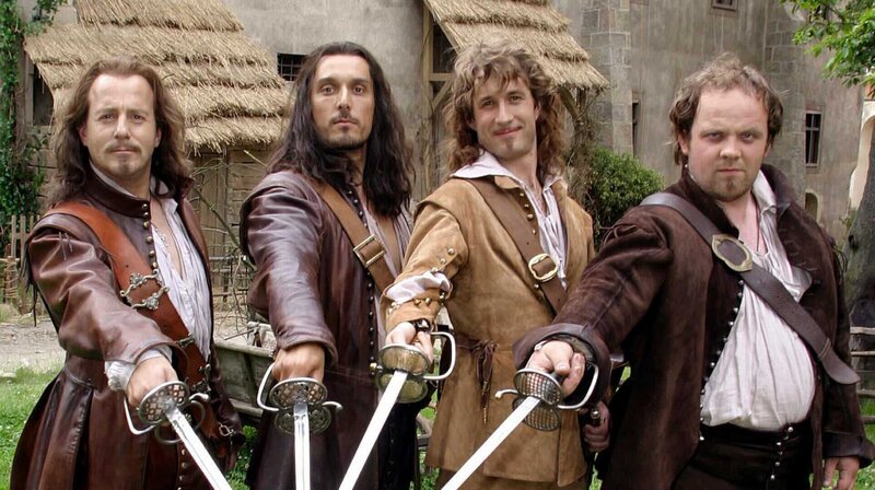 Einer für alle und alle für einen! Der junge D’Artagnan (Vincent Elbaz, 2.v.l.) schließt sich den königlichen Musketieren Athos (Heino Ferch, l.), Aramis (Grégori Derangère, 2.v.r.) und Porthos (Grégory Gadebois) an. – Bild: MDR/​BetaFilm/​TF1
