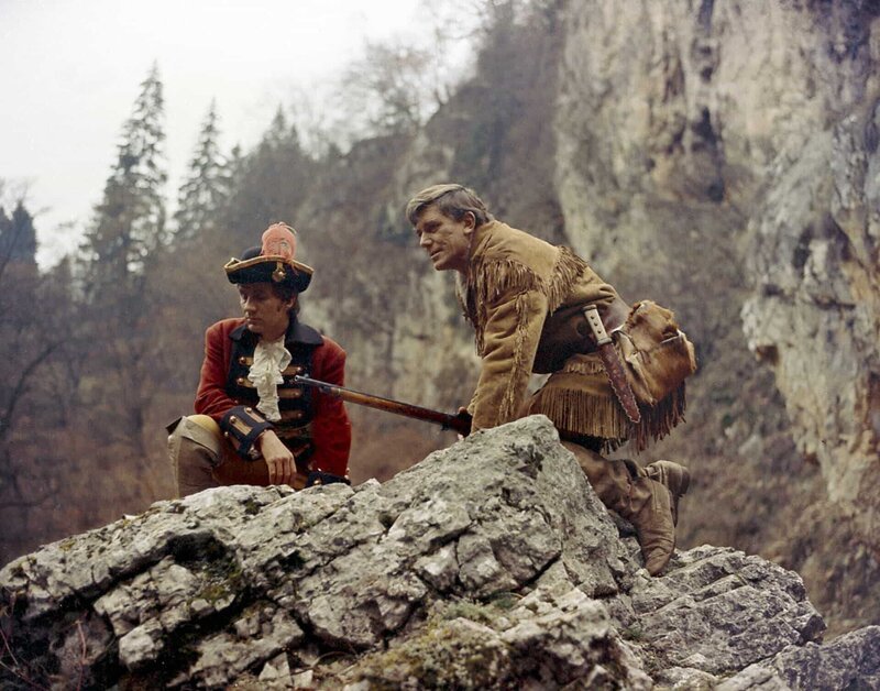 Lederstrumpf (Hellmut Lange, l.) und Leutnant Jasper (Christian Duroc, r.) beobachten das Indianerlager. – Bild: ZDF und Skocrowsky/​Deropa-Franco-London.