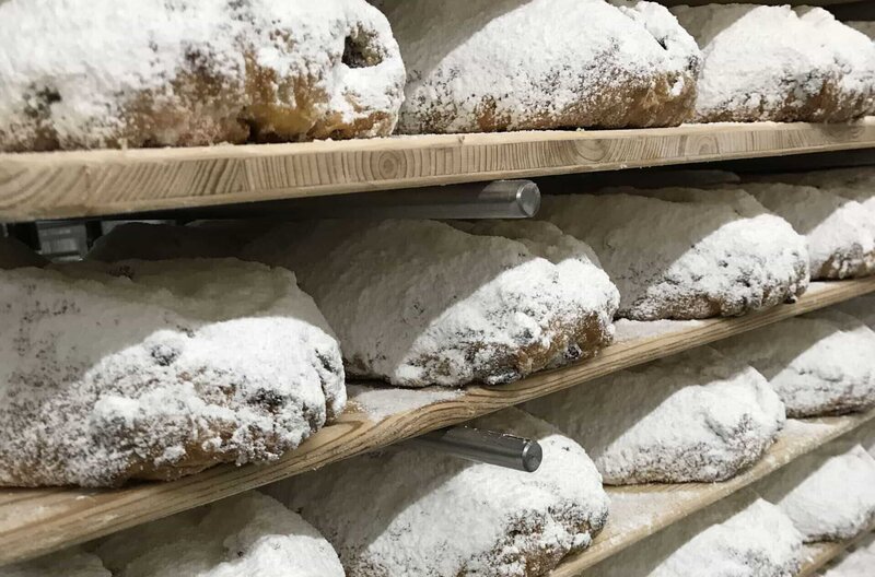 MDR Fernsehen SÜSSE WEIHNACHTSGENÜSSE, am Samstag (18.12.21) um 11:45 Uhr. Marzipan, Lebkuchen, Printen, Christstollen und mehr – in der Weihnachtszeit sind diese süßen Leckereien nicht wegzudenken. Die Doku erzählt die Geschichte der traditionellen Genüsse aus ganz Deutschland. © MDR/Jens Trocha, honorarfrei – Verwendung gemäß der AGB im engen inhaltlichen, redaktionellen Zusammenhang mit genannter MDR-Sendung bei Nennung „Bild: MDR/Jens Trocha“ (S1+). MDR/HA Kommunikation, 04360 Leipzig, Tel: (0341) 300 6477 oder – 6463 – Bild: MDR/Jens Trocha / MDR/HA Kommunikation MDR Fernsehen SÜSSE WEIHNACHTSGENÜSSE, am Samstag (18.12.21) um 11:45 Uhr. Marzipan, Lebkuchen, Printen, Christstollen und mehr – in der Weihnachtszeit sind diese süßen Leckereien nicht wegzudenken. Die Doku erzählt die Geschichte der traditionellen Genüsse aus ganz Deutschland. © MDR/Jens Trocha, honorarfrei – Verwendung gemäß der AGB im engen inhaltlichen, redaktionellen Zusammenhang mit genannter MDR-Sendung bei Nennung „Bild: MDR/Jens Trocha“ (S1+). MDR/HA Kommunikation, 04360 Leipzig, Tel: (0341) 300 6477 oder – 6463 – Bild: MDR/Jens Trocha / MDR/HA Kommunikation