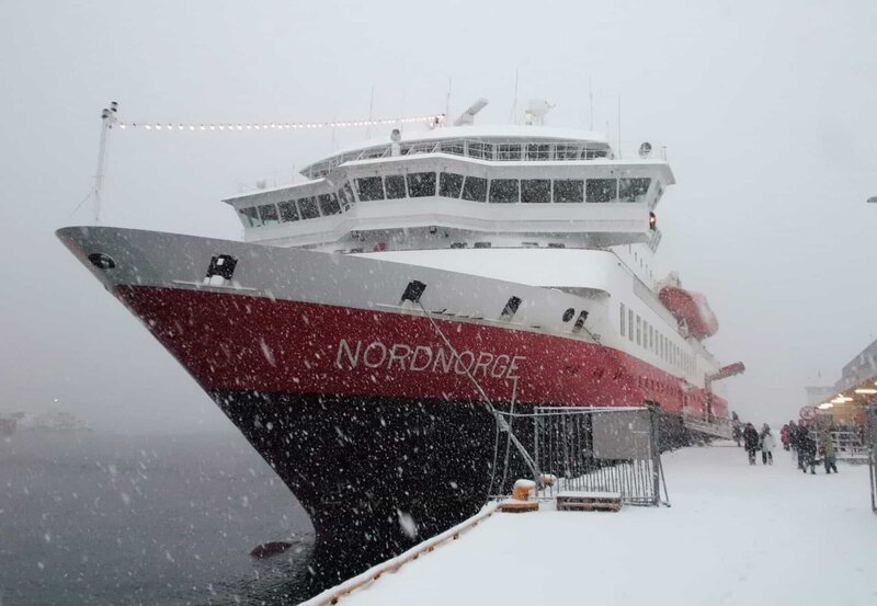 Hurtigruten-Schiff „Nordnorge“ im Winter an der Pier. – Bild: ZDF und MDR/​docteam/​wolfgang wegner