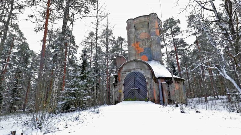 Unweit der finnischen Hauptstadt Helsinki verstecken sich mehrere identische Betonbauten mitten im Wald. Die Türme erinnern an Kirchen. Was hat es mit den Gebäuden wirklich auf sich? – Bild: WELT