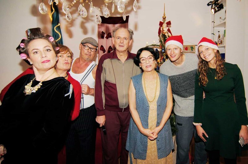 (v.l.n.r.) Frau Schmidt (Sabine Fischmann), Schwiegermutter Fenner (Ulrike Mannel), Herr Fenner (Peter Steitz), Schorsch Breitlinger (Michael Quast), Erna Breitlinger (Anke Sevenich) und die Breitlinger Kinder (Ben Praxl und Helen Fox). – Bild: HR/​Uwe Klörs