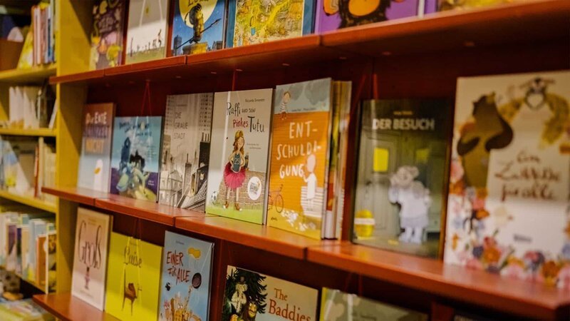 Kinderbücher im Regal einer Buchhandlung. – Bild: ZDF und Fabian Welther.