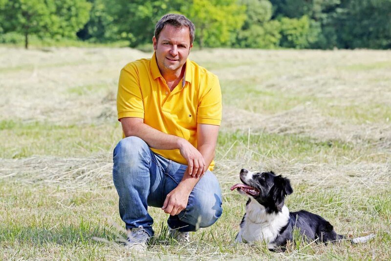 In der Reportage „Der Hundeprofi unterwegs“ ist Martin Rütter nicht als Hundetrainer, sondern als neugieriger Beobachter unterwegs – auf dem Foto mit seinem Hund „Emma“. – Bild: VOX /​ Ralf Jürgens