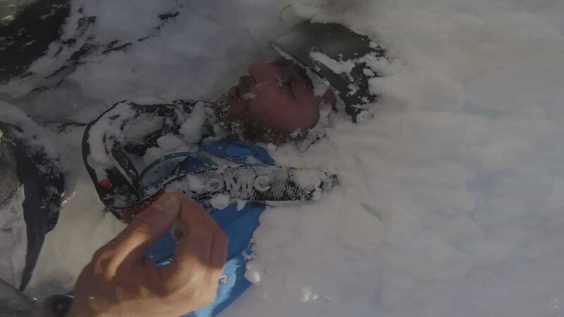 Aran Cecila is found underneath the snow after an avalanche. (Aleix Garcia) – Bild: Aleix Garcia /​ Aleix Garcia
