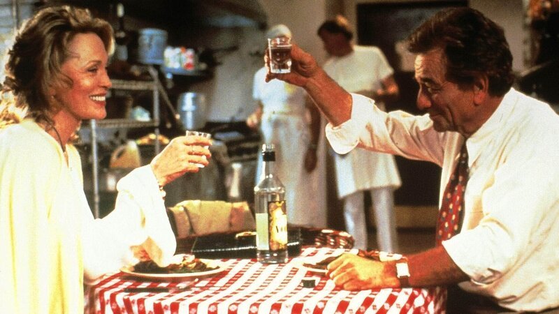 Lauren Staton (Faye Dunaway) und Lt. Columbo (Peter Falk) verstehen sich hervorragend und genießen ein gemeinsames Dinner. – Bild: RTL