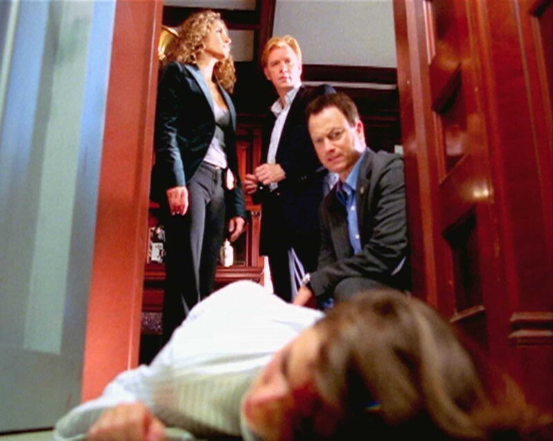 V. li.: Stella Bonasera (Melina Kanakaredes), Horatio Caine (David Caruso) und Mac Taylor (Gary Sinise) entdecken die tote Alexa Endecott (Peyton List, u.) im Schlafzimmer ihrer Eltern. – Bild: RTL /​ CBS
