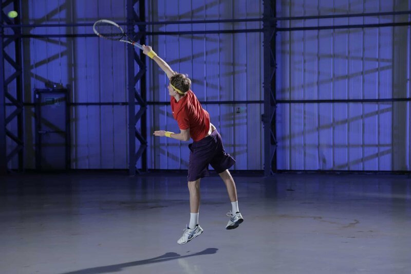 ESSEX, ENGLAND – Lewis Thompson executes a overhead tennis serve.  (photo credit: IWC Media/​Nick Marwick) – Bild: Copyright © The National Geographic Channel.