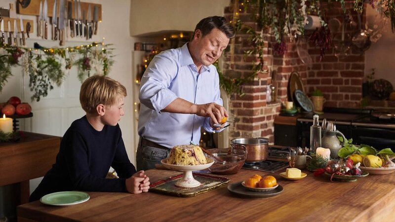 Sohn Buddy (l.) und Jamie Oliver – Bild: RTL /​ ©2021 Jamie Oliver Enterprises Ltd