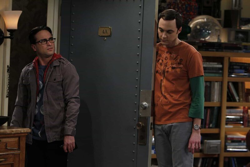 Sheldon (Jim Parsons, r.) stellt fest, dass nicht er der Mittelpunkt seiner Freunde ist, sondern Leonard (Johnny Galecki, l.), und sucht sich deshalb neue Freunde … – Bild: Warner Bros. Television Lizenzbild frei