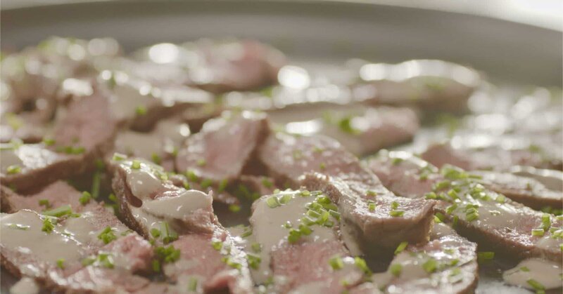 In Scheiben geschnittenes und gebratenes Steak. – Bild: RTL /​ © BBC MMXX
