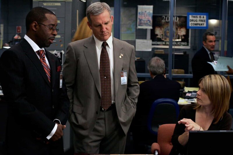 Courtney B. Vance as District Attorney Ron Carver, Jamey Sheridan as Captain James Deakins, Kathryn Erbe as Det. Alexandra Eames – Bild: 2003 Universal Network Television LLC ©UNIVERSAL CHANNEL Photocredit Mandatory, Editorial Use Only, NO archive, NO Resale /​ WILL HART