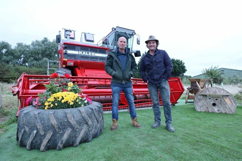 Will (l.) und Simon Parfett vor der Erntemaschine. – Bild: RTL /​ ® Plimsoll Productions Ltd