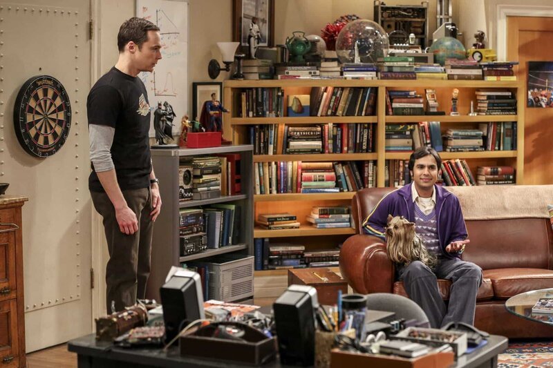 „The Big Bang Theory“, „Die Notausstiegs-Hypothese.“ Raj muß aus seiner Wohnung ausziehen und ist nun auf der Suche nach einer neuen Bleibe. Leonard und Penny bieten ihm Sheldons altes Zimmer an. Bernadett ist zunächst zögerlich, da doch schon Stuart bei ihnen wohnt. Aber dann bieten sie ihm doch das Zimmer über der Garage an. Raj ist gerührt, dass seine Freunde so hilfsbereit sind und überlegt nun, welches Paar ihm die besseren Optionen anbietet. Als Sheldon davon erfährt, das Raj in sein altes Zimmer einziehen soll, belastet ihn das sehr.Im Bild (v.li.): Jim Parsons (Sheldon Cooper), Kunal Nayyar (Rajesh Koothrappali). – Bild: ORF/​Sevenone International/​Warner